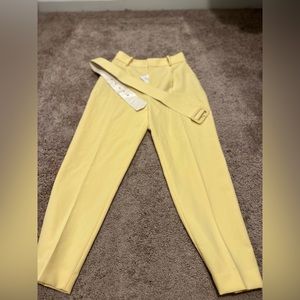 Pantalón de Zara Talla alta. Esta completamente nuevo con etiqueta y todo.